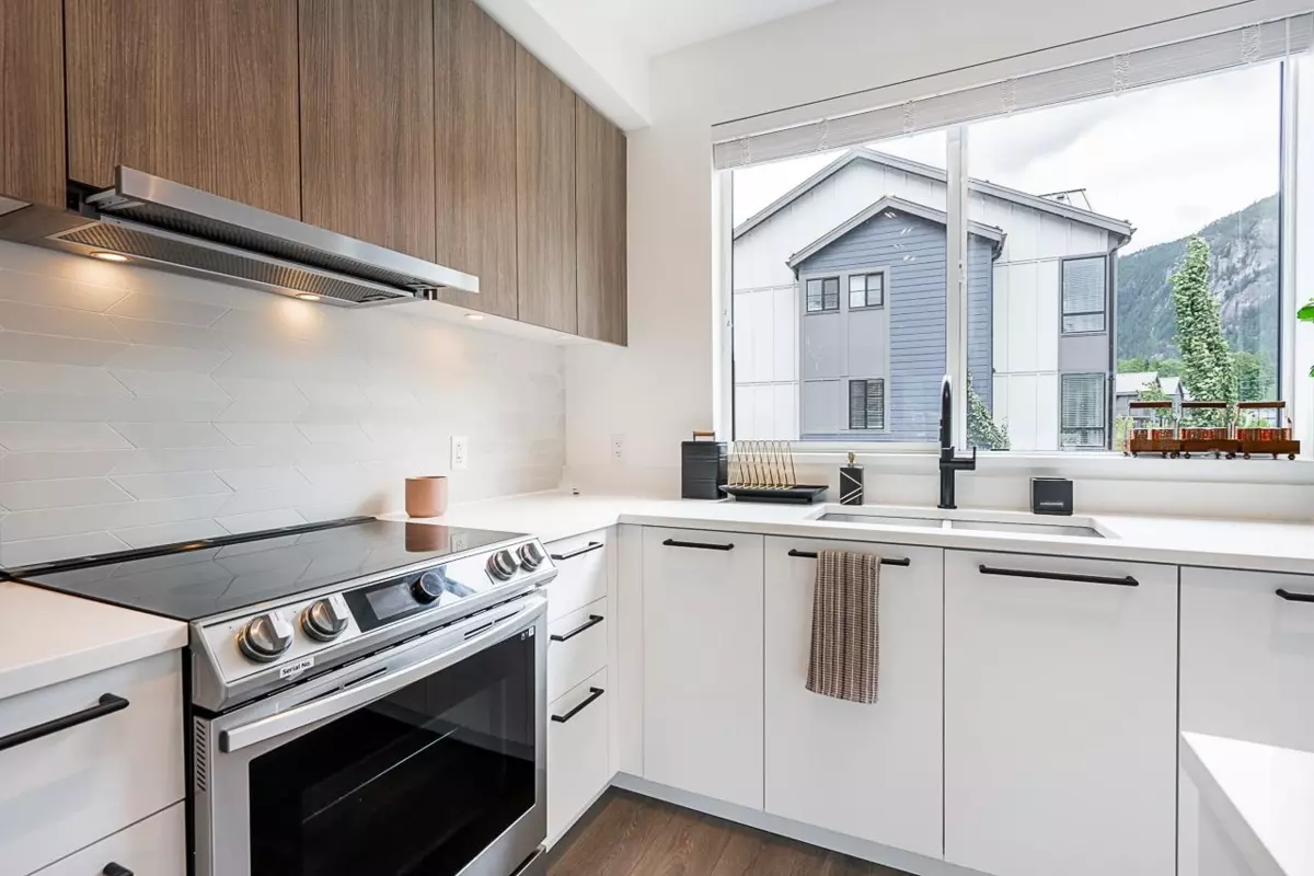 Dining Area Photo of 37981 Helm Way, Squamish, BC