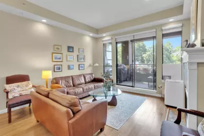 Entry Foyer Photo of 406 2226 W 12th Avenue, Vancouver, BC