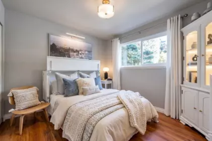 Breakfast Nook Photo of 15627 Buena Vista Avenue, White Rock, BC