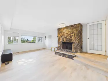 Hallway Photo of 2575 Ashurst Avenue, Coquitlam, BC