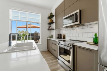 Kitchen Photo of 9 3552 Victoria Drive, Coquitlam, BC