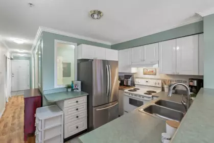 Kitchen Island Photo of 202 868 Kingsway, Vancouver, BC
