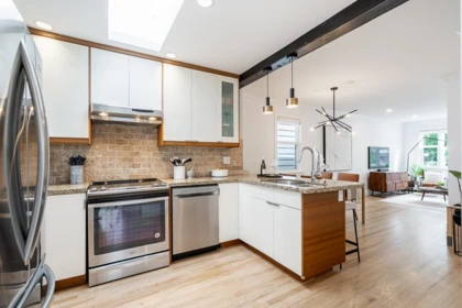 Kitchen Island Photo of 1617 E 36th Avenue, Vancouver, BC