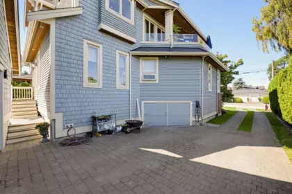 Front Yard Photo of 3098 Mcbride Avenue, Surrey, BC