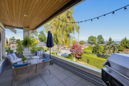 Staircase Photo of 3098 Mcbride Avenue, Surrey, BC