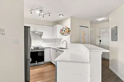 Kitchen Island Photo of 323 760 Kingsway, Vancouver, BC