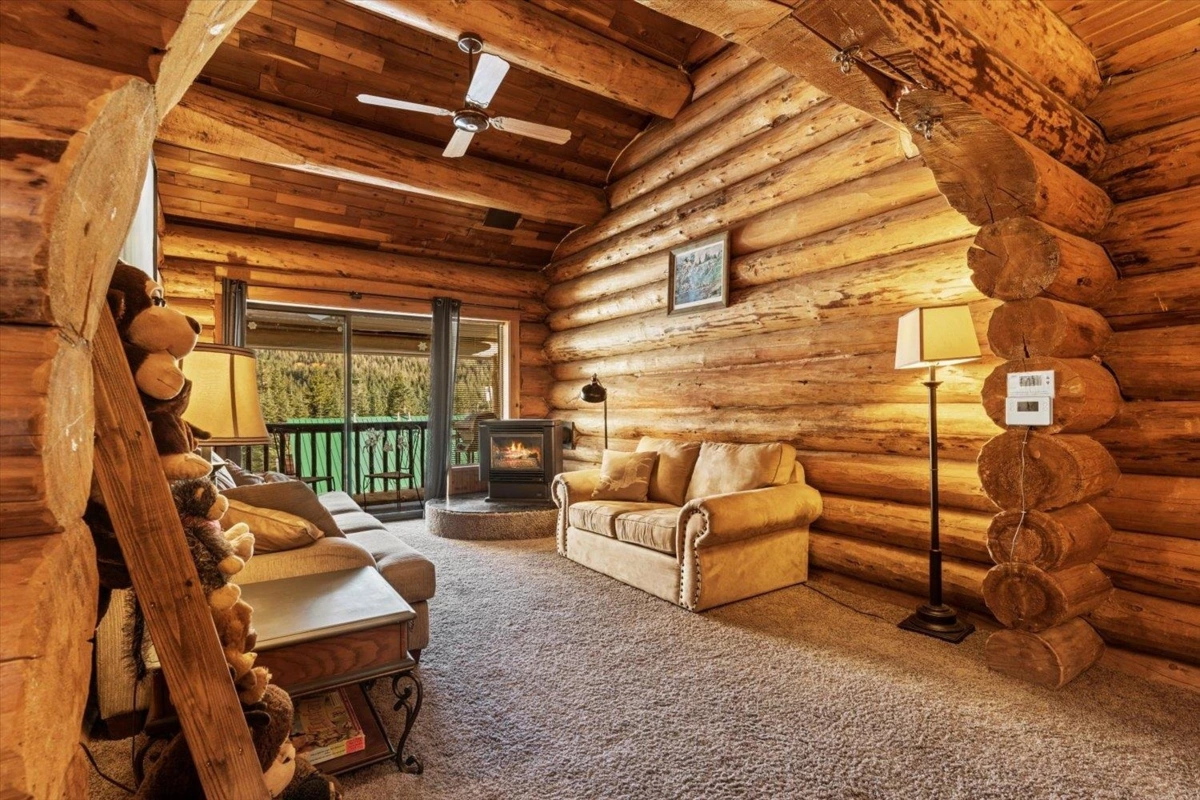 Kitchen Island Photo of 2 20649 Edelweiss Drive, Agassiz, BC