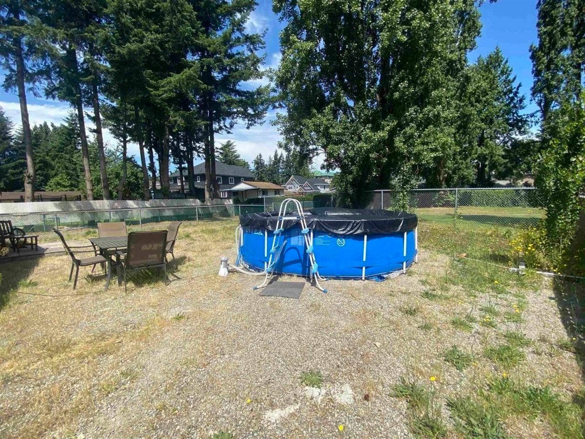 Kitchen Island Photo of 32525 George Ferguson Way, Abbotsford, BC