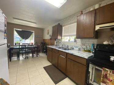 Family Room Photo of 32525 George Ferguson Way, Abbotsford, BC