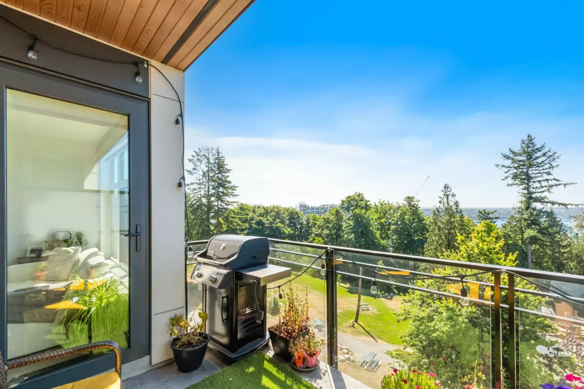 Walk-In Closet Photo of 407 733 E 3rd Street, North Vancouver, BC