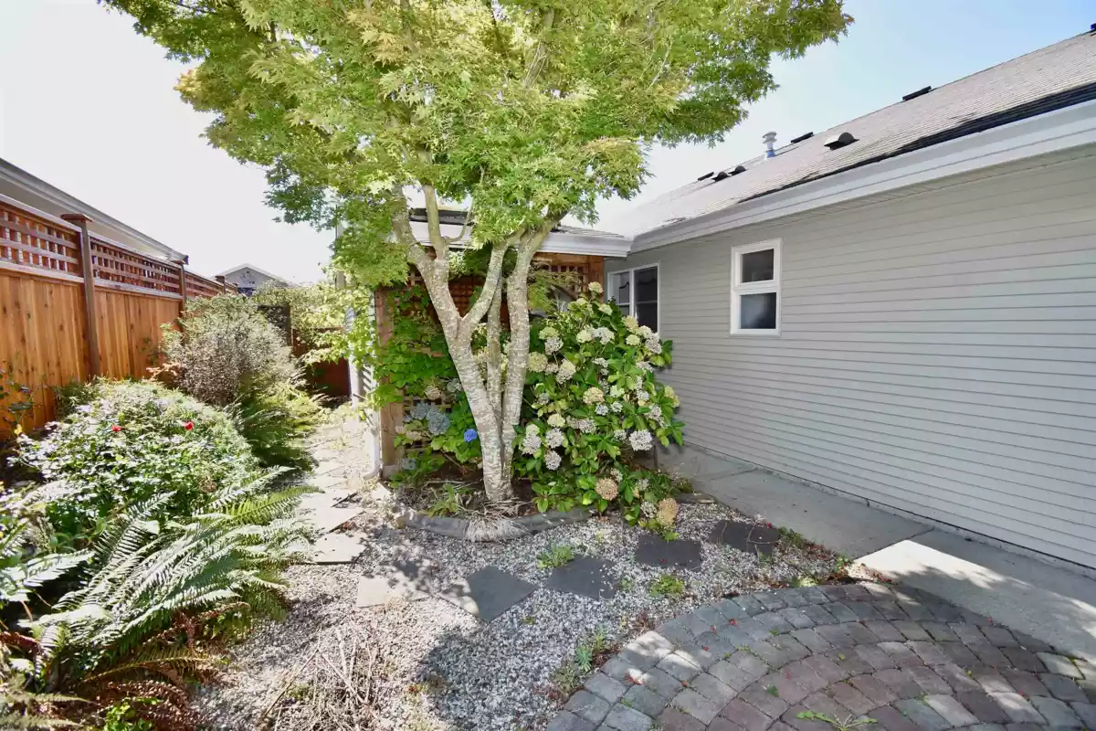 Entry Foyer Photo of 6346 Williams Place, Sechelt, BC