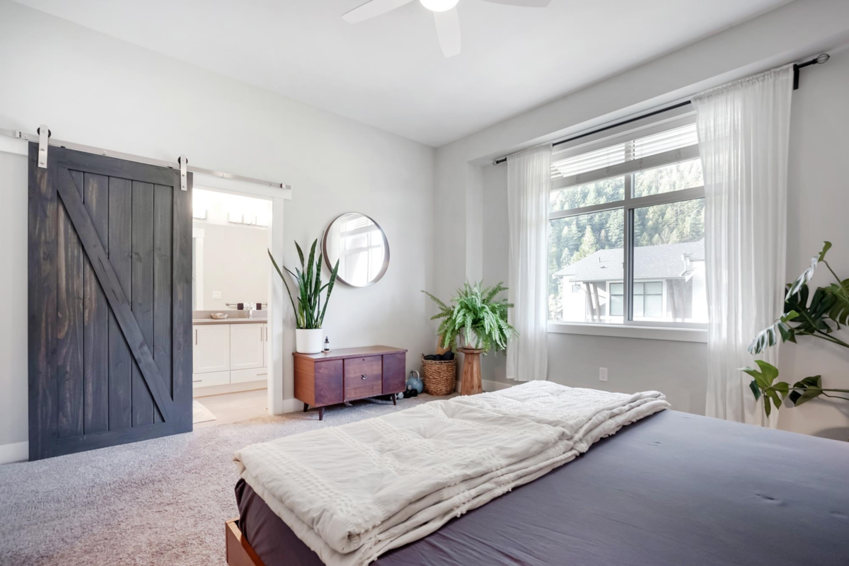 Kitchen Island Photo of 33 386 Pine Avenue, Harrison Hot Springs, BC