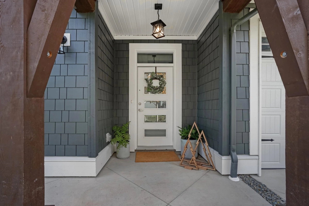 Walk-In Closet Photo of 33 386 Pine Avenue, Harrison Hot Springs, BC
