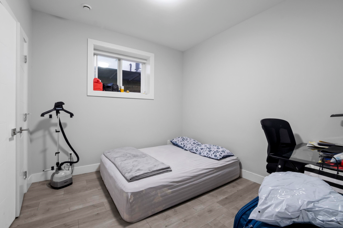 Backyard Photo of 15890 Russell Avenue, White Rock, BC