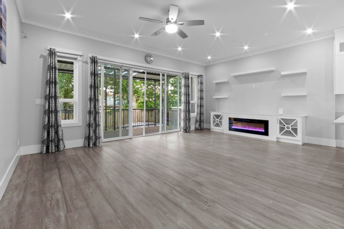 Basement Recreation Room Photo of 15890 Russell Avenue, White Rock, BC