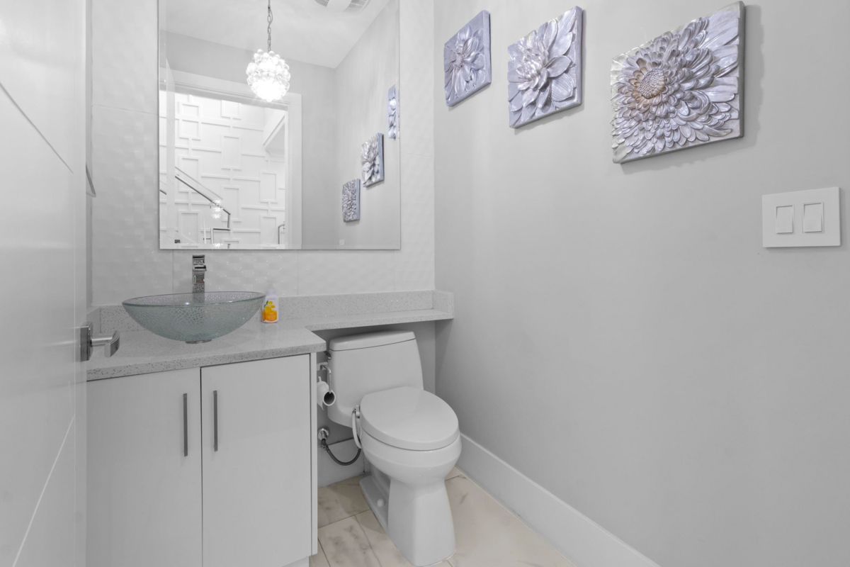 Bedroom 4 Photo of 15890 Russell Avenue, White Rock, BC