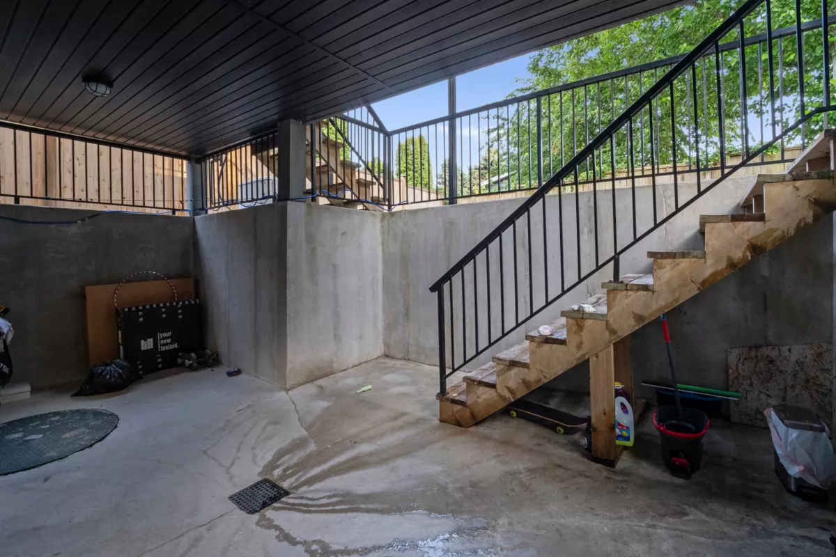 Dining Area Photo of 15890 Russell Avenue, White Rock, BC