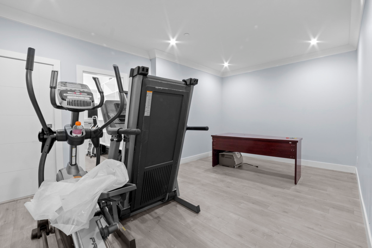 Entry Foyer Photo of 15890 Russell Avenue, White Rock, BC