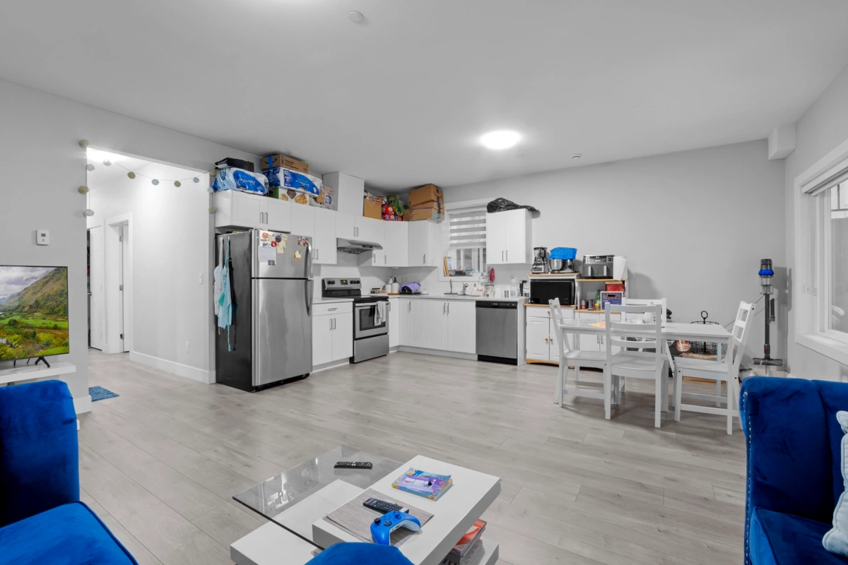 Front Yard Photo of 15890 Russell Avenue, White Rock, BC