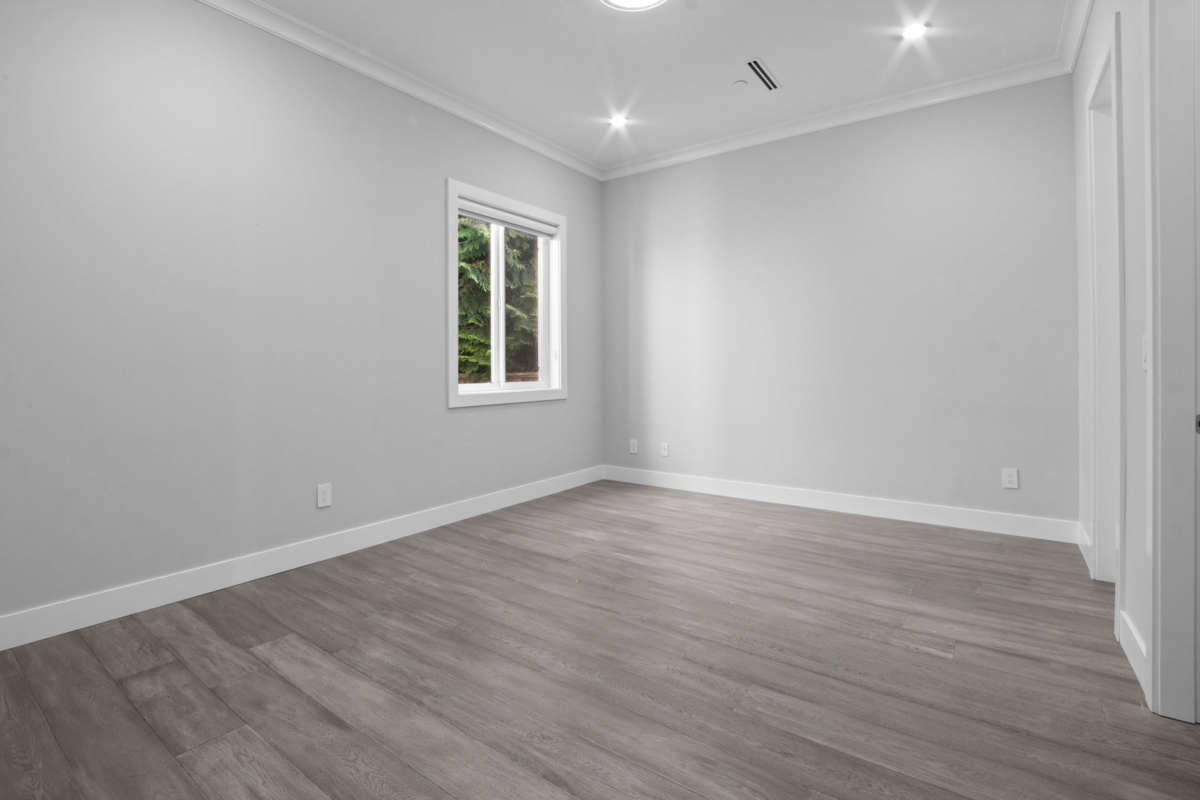 Guest Bathroom Photo of 15890 Russell Avenue, White Rock, BC