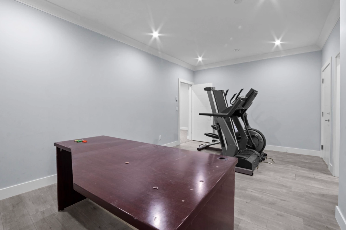 Hallway Photo of 15890 Russell Avenue, White Rock, BC