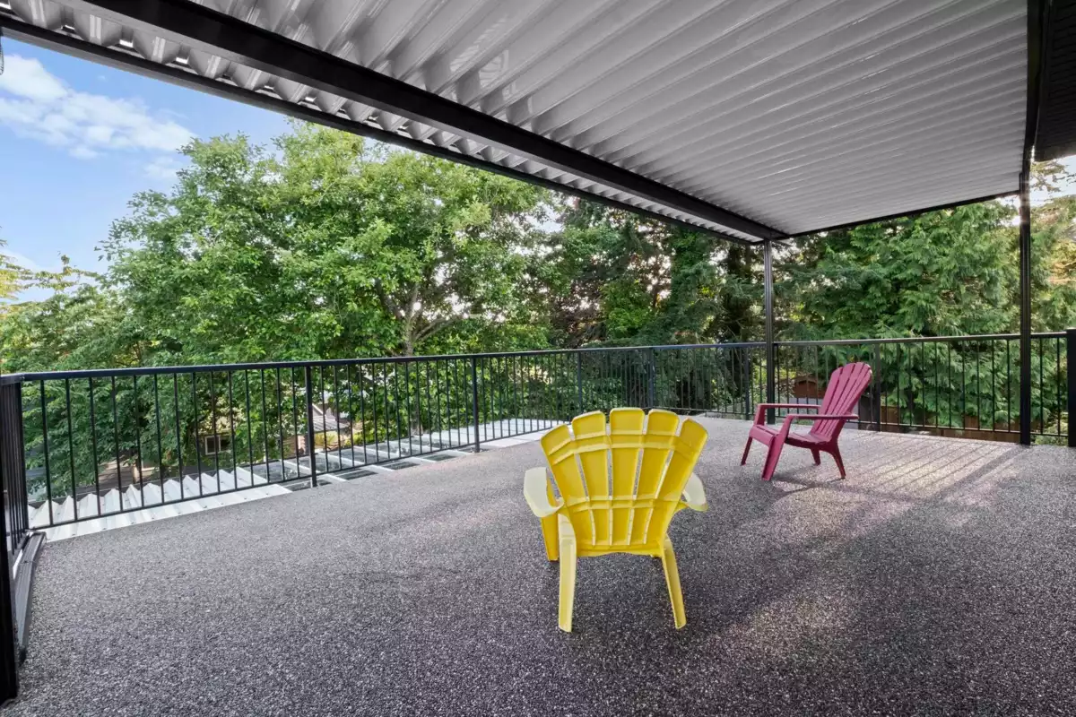 Kitchen Photo of 15890 Russell Avenue, White Rock, BC