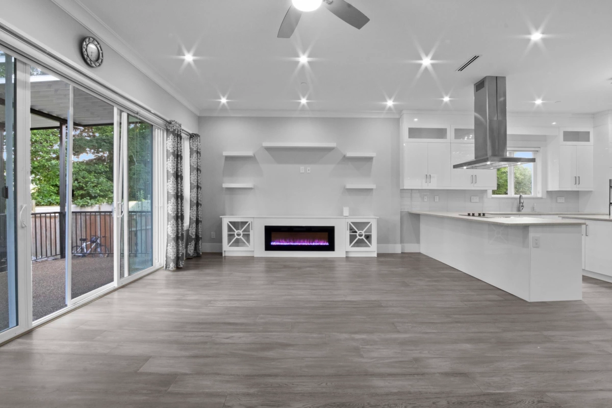 Laundry Room Photo of 15890 Russell Avenue, White Rock, BC