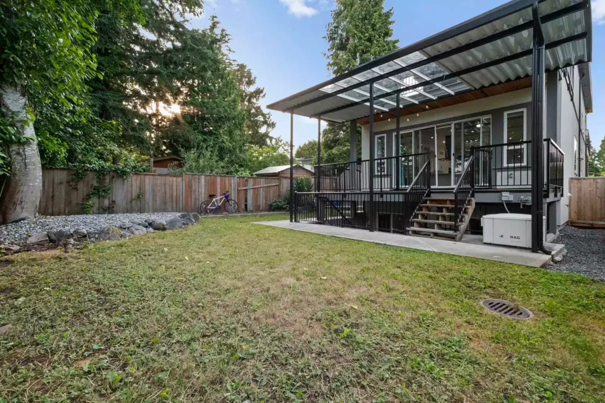 Living Room Photo of 15890 Russell Avenue, White Rock, BC