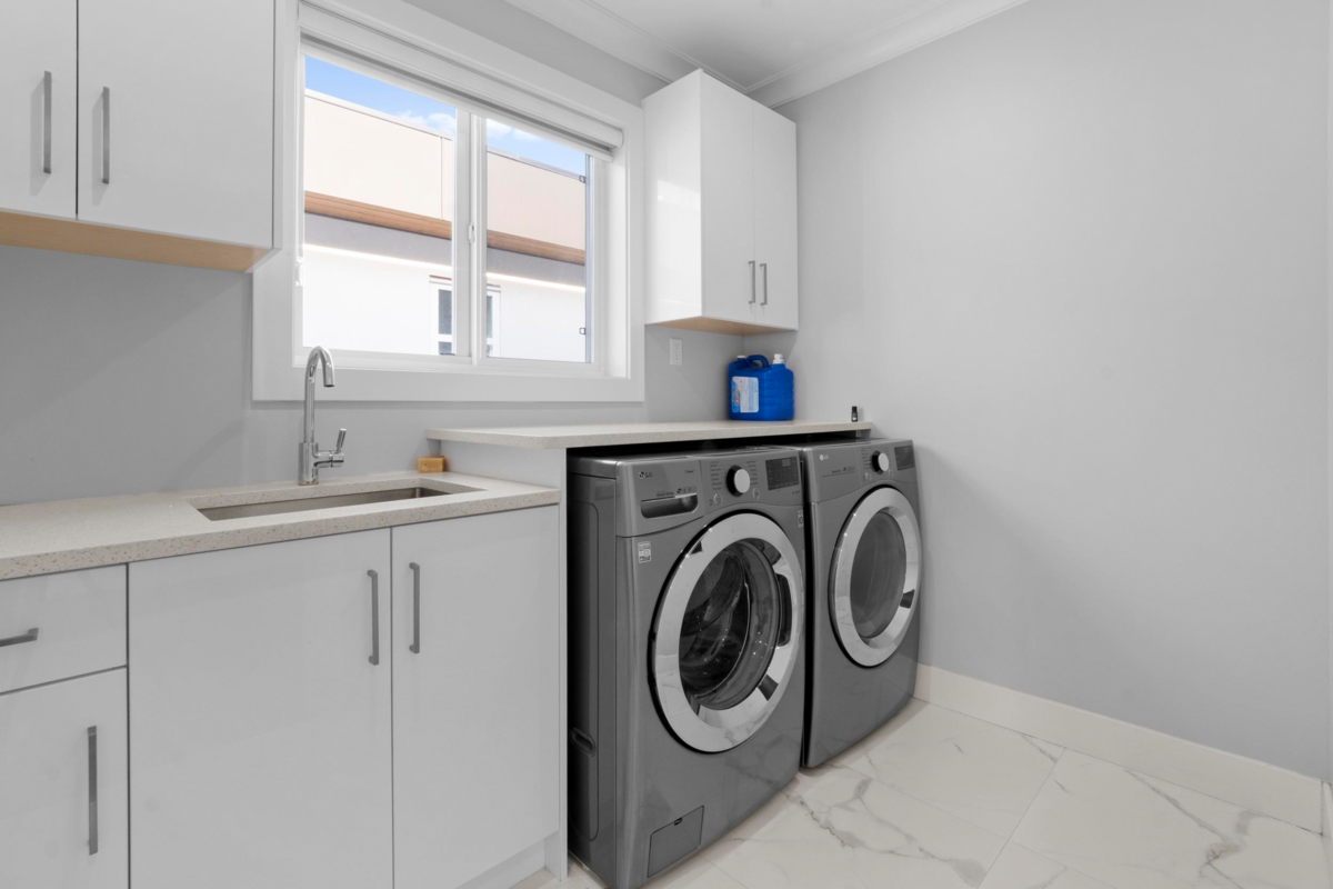 Primary Bathroom Photo of 15890 Russell Avenue, White Rock, BC