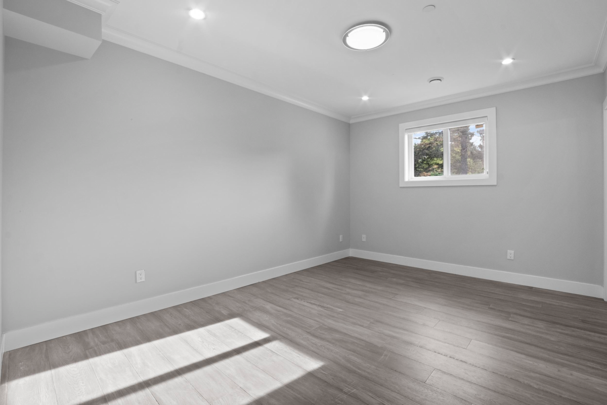 Primary Bedroom Photo of 15890 Russell Avenue, White Rock, BC