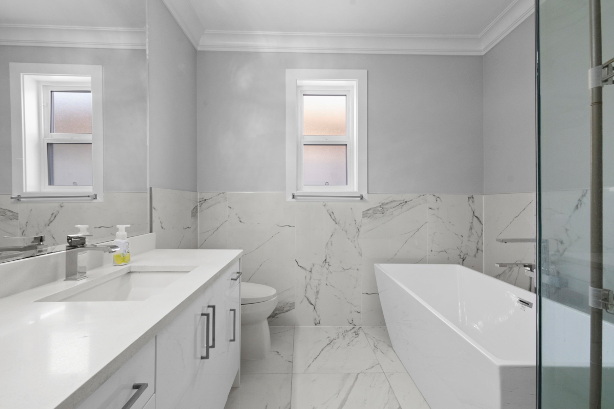 Walk-In Closet Photo of 15890 Russell Avenue, White Rock, BC