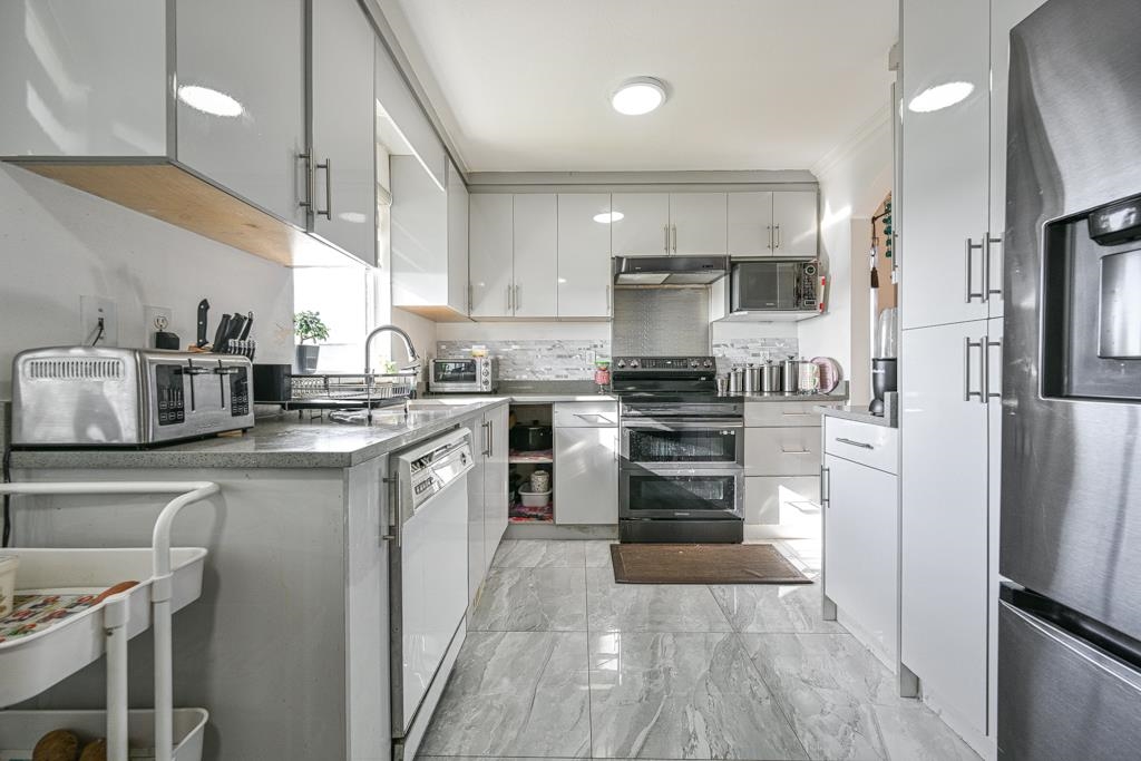 Walk-In Closet Photo of 3327 Wagner Drive, Abbotsford, BC