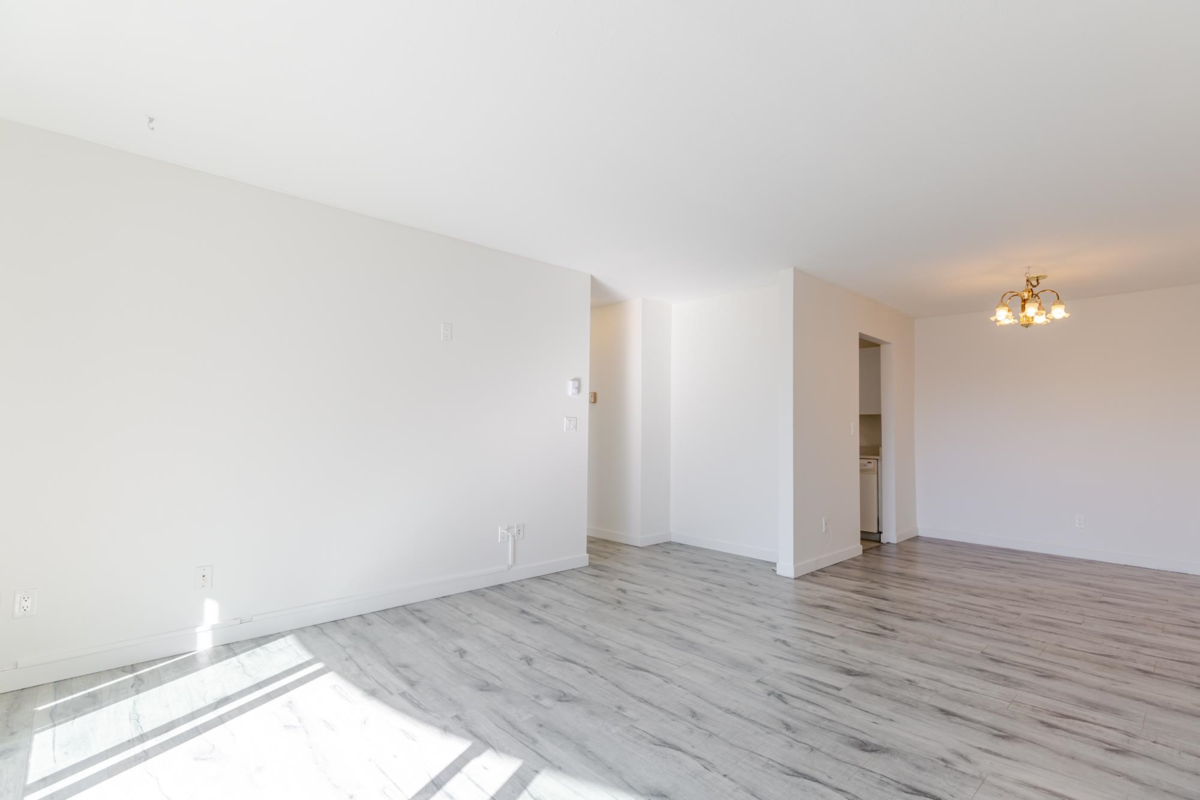 Entry Foyer Photo of 309 13771 72a Avenue, Surrey, BC