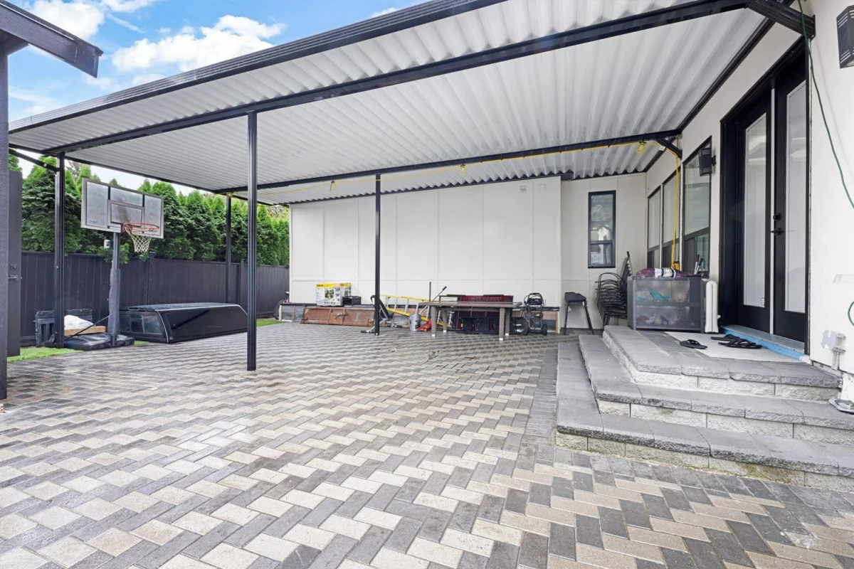 Kitchen Island Photo of 10861 142a Street, Surrey, BC