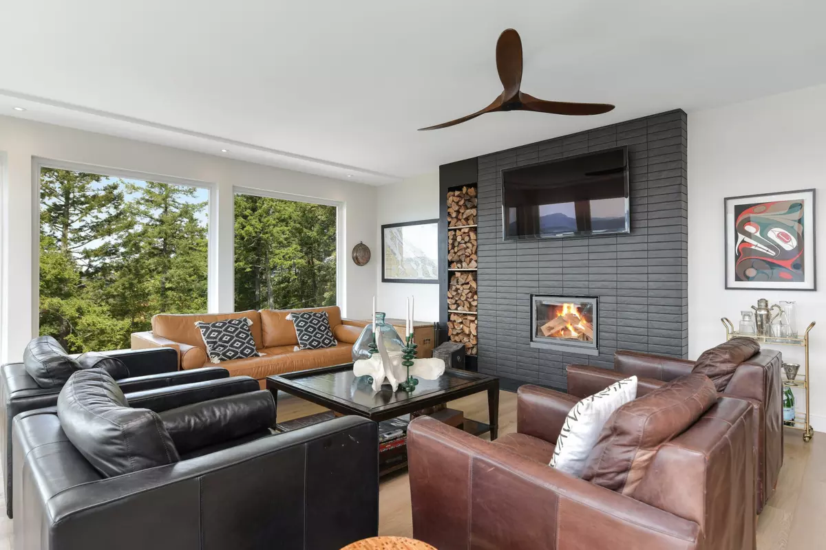 Hallway Photo of 356 East West Road, Mayne Island, BC