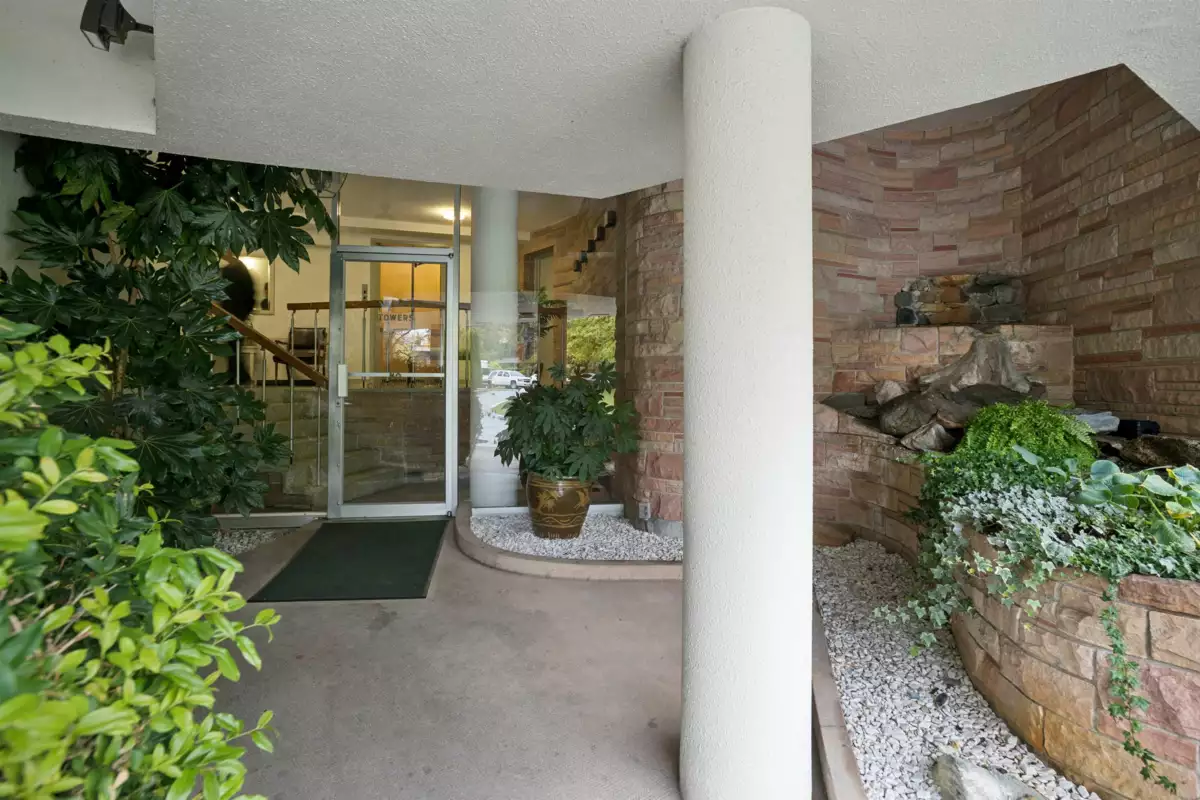 Walk-In Closet Photo of 103 6026 Tisdall Street, Vancouver, BC