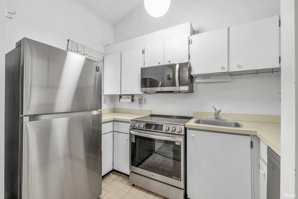 Powder Room Photo of 410 1363 Clyde Avenue, West Vancouver, BC