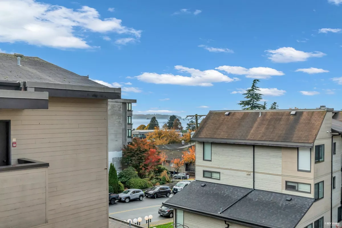 Staircase Photo of 410 1363 Clyde Avenue, West Vancouver, BC