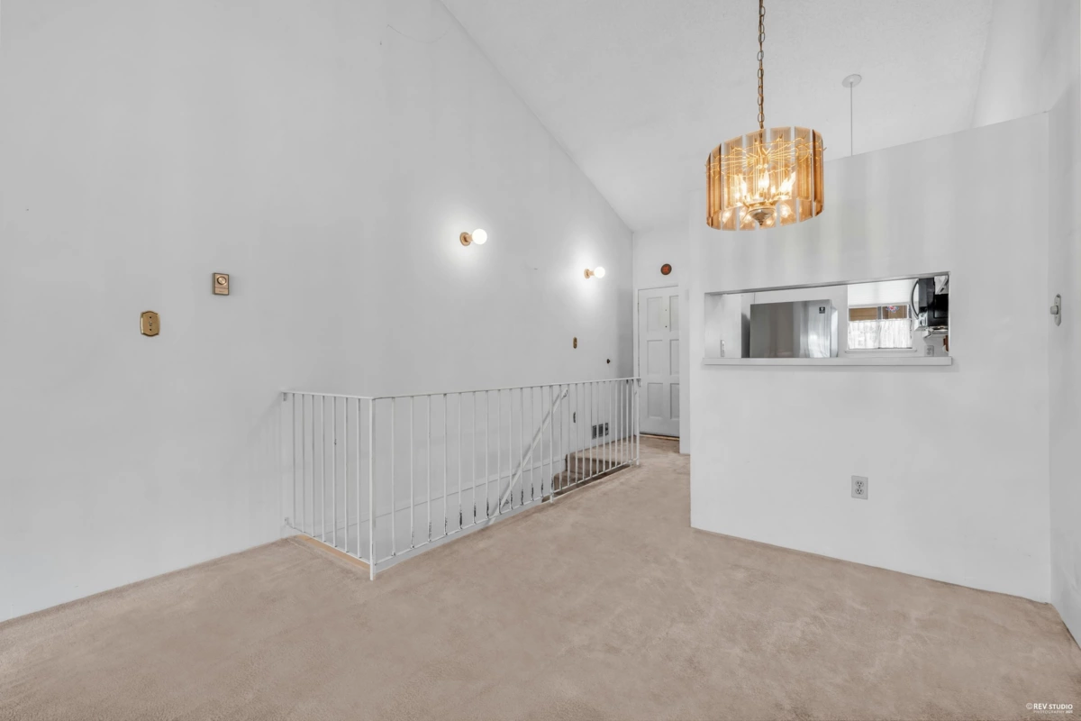 Walk-In Closet Photo of 410 1363 Clyde Avenue, West Vancouver, BC