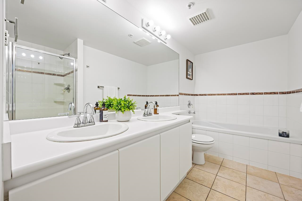 Entry Foyer Photo of 1503 8297 Saba Road, Richmond, BC