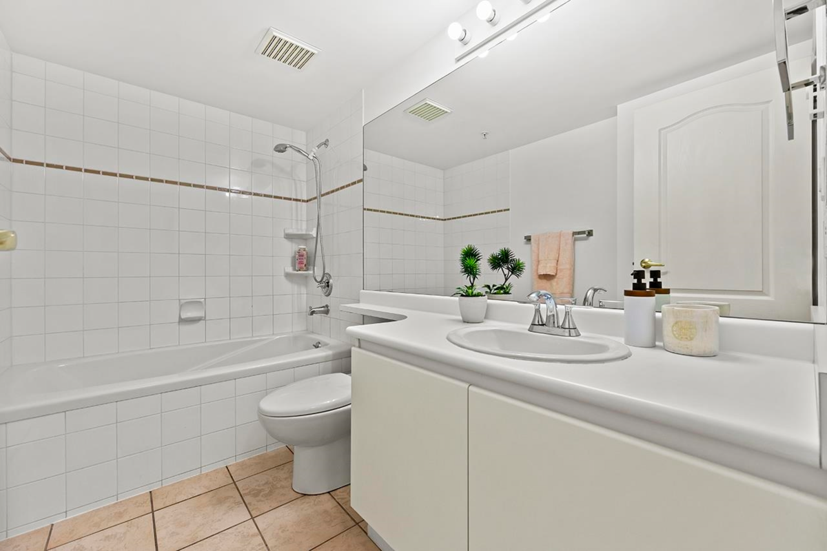 Hallway Photo of 1503 8297 Saba Road, Richmond, BC