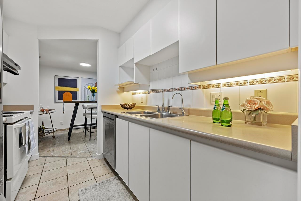 Walk-In Closet Photo of 1503 8297 Saba Road, Richmond, BC