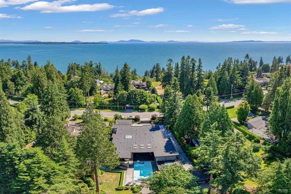 Dining Area Photo of 13657 Marine Drive, White Rock, BC