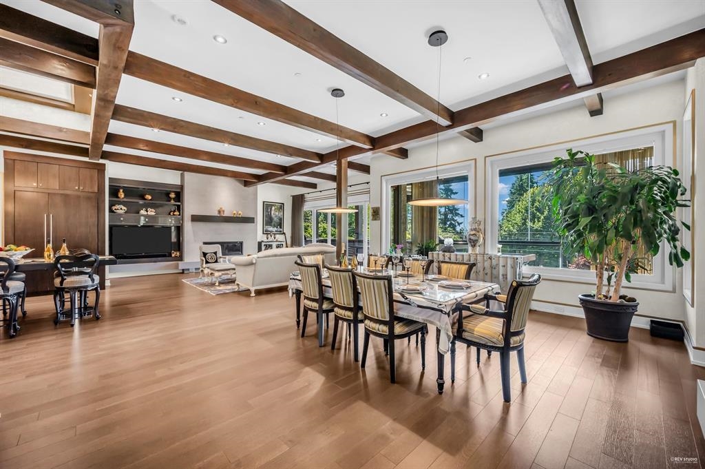 Entry Foyer Photo of 13657 Marine Drive, White Rock, BC