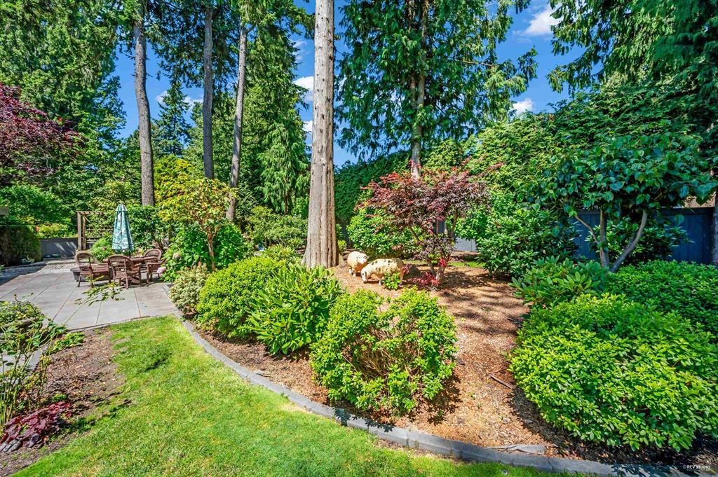 Kitchen Photo of 13657 Marine Drive, White Rock, BC