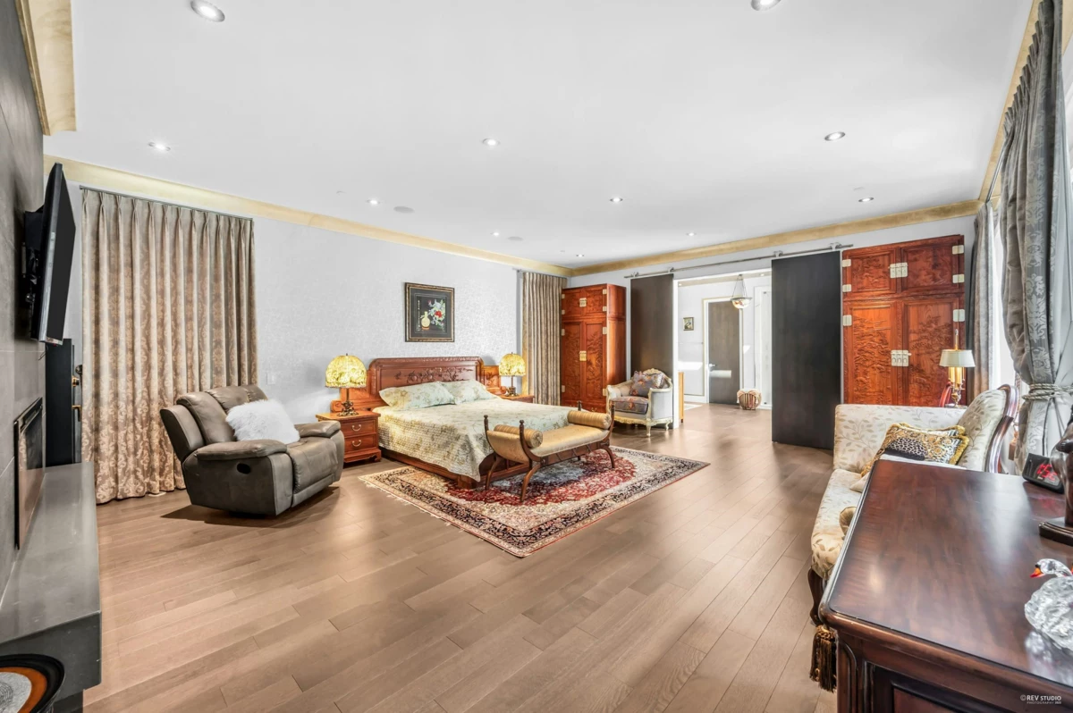 Walk-In Closet Photo of 13657 Marine Drive, White Rock, BC