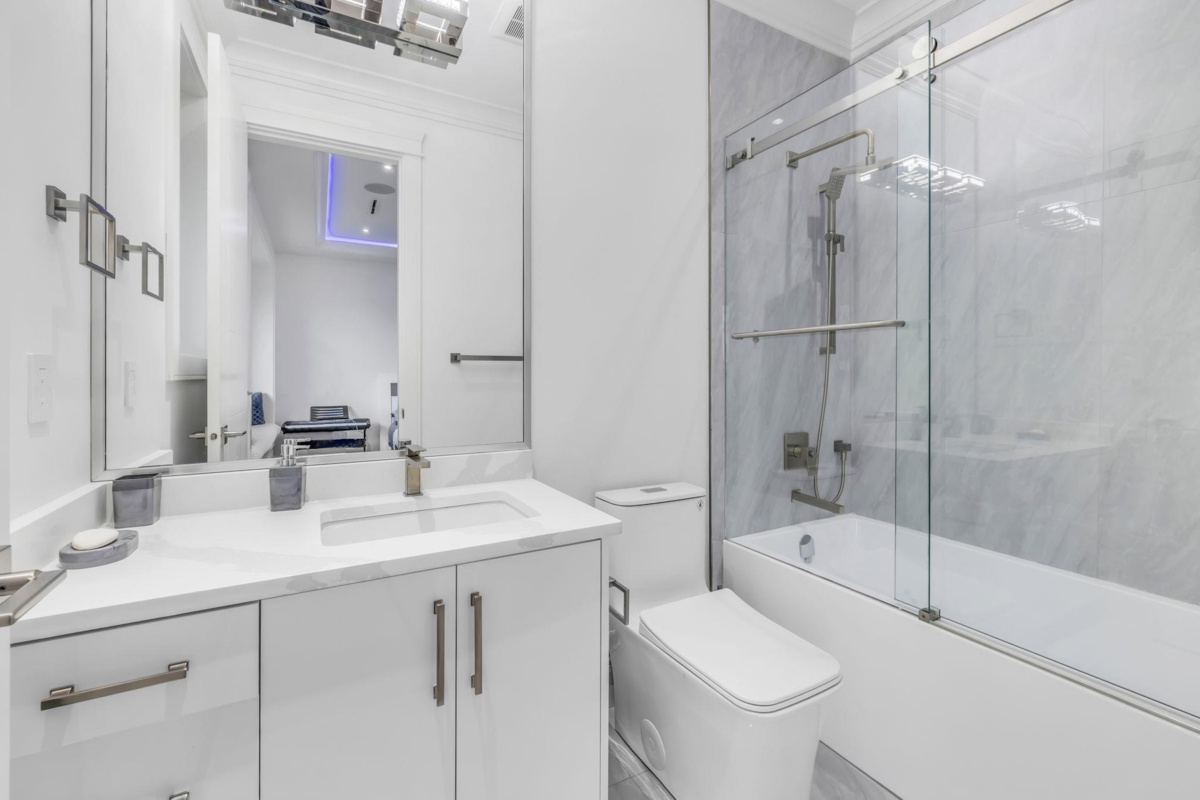 Hallway Photo of 6595 Dayton Drive, Chilliwack, BC