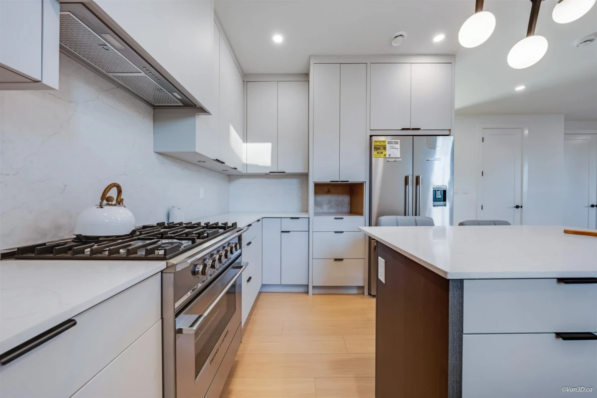 Primary Bathroom Photo of 2 4211 Graveley Street, Burnaby, BC