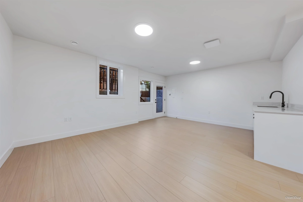 Swimming Pool Photo of 2 4211 Graveley Street, Burnaby, BC