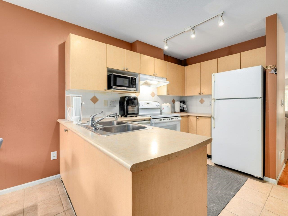 Breakfast Nook Photo of 96 12110 75a Avenue, Surrey, BC